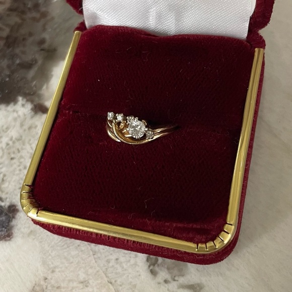 Vintage early 80βs .25 Karat & 4 Small Diamonds Set in 14K Yellow Gold Size 3.75 - Picture 5 of 12